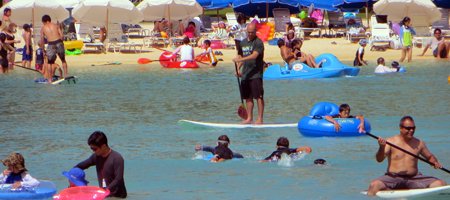 Hilton Lagoon Crowd