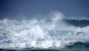 Rough Winter Surf at Banzai Pipeline, North Shore Oahu